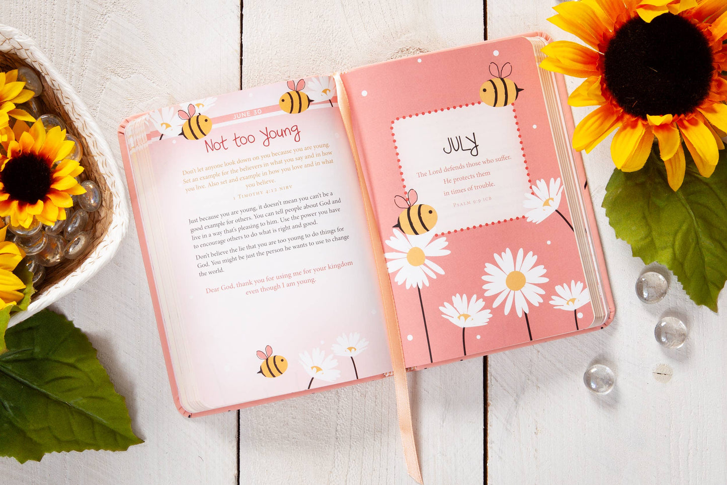 Daily Strength for Girls (Devotional, Ages 4-9)